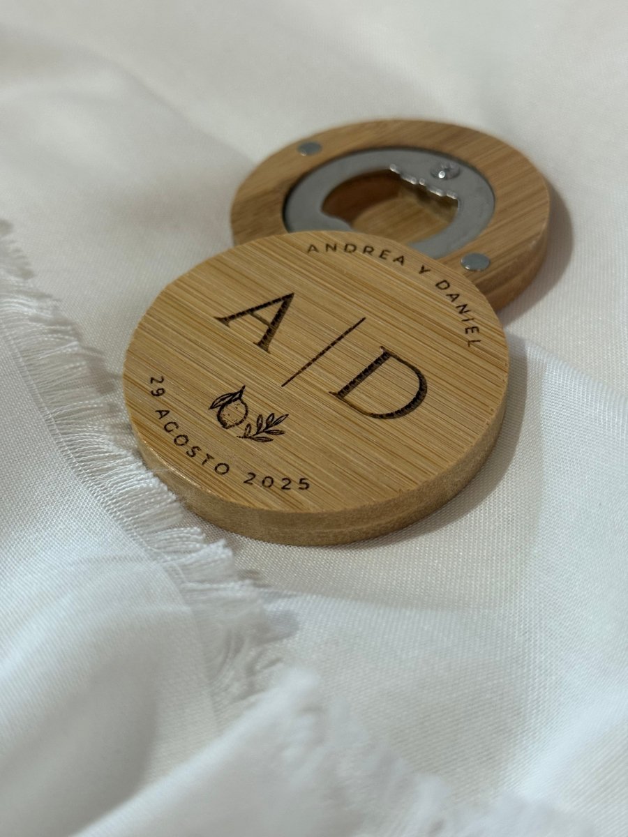 Detalles de boda sostenibles de bambú grabados con diferentes diseños.