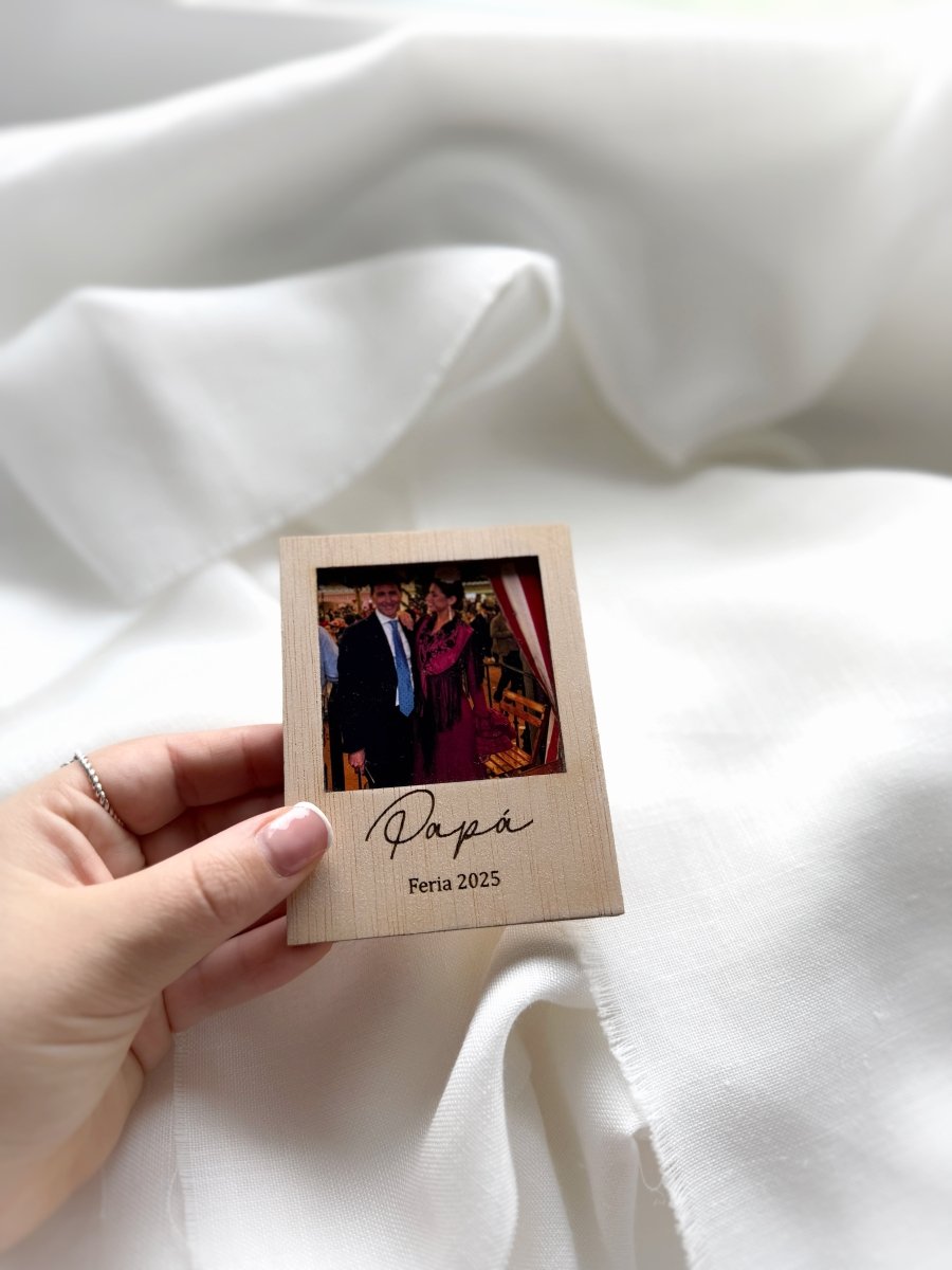 Regalo personalizado: imán de madera con fotografía y nombre.