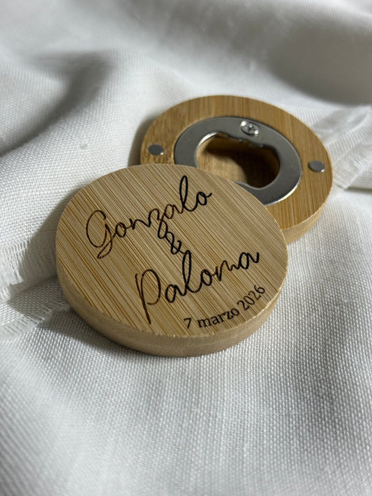 Abrebotellas con imán de madera natural detalle práctico para invitados.