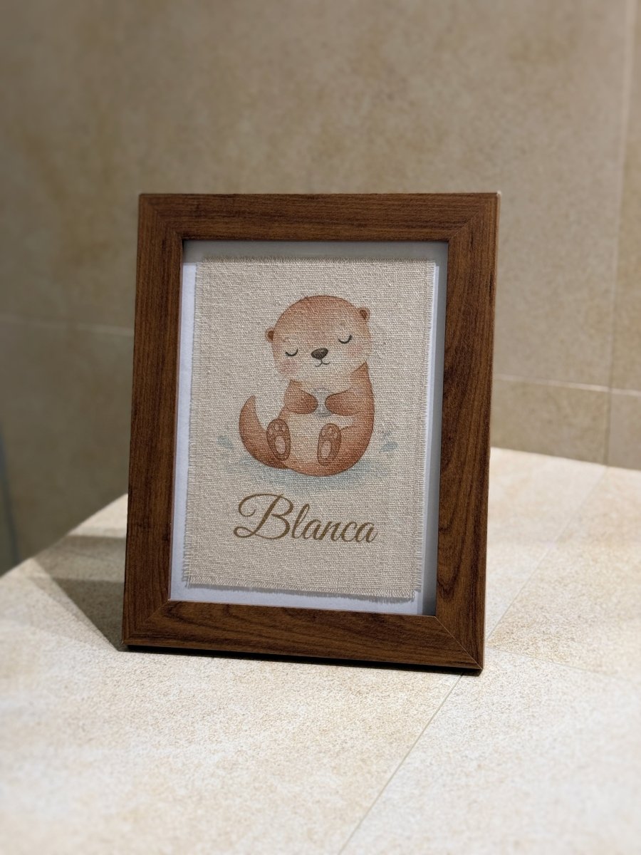 Lámina de lino personalizada en marco de madera oscura para decoración infantil.