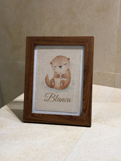 Lámina de lino personalizada en marco de madera oscura para decoración infantil.
