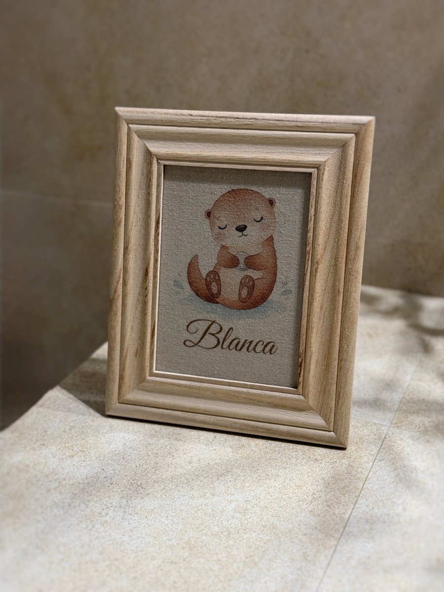 Cuadro infantil de madera natural con lámina de lino personalizada para bebé.