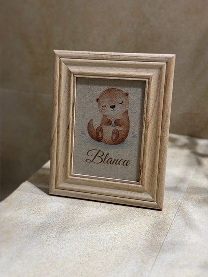 Cuadro infantil de madera natural con lámina de lino personalizada para bebé.