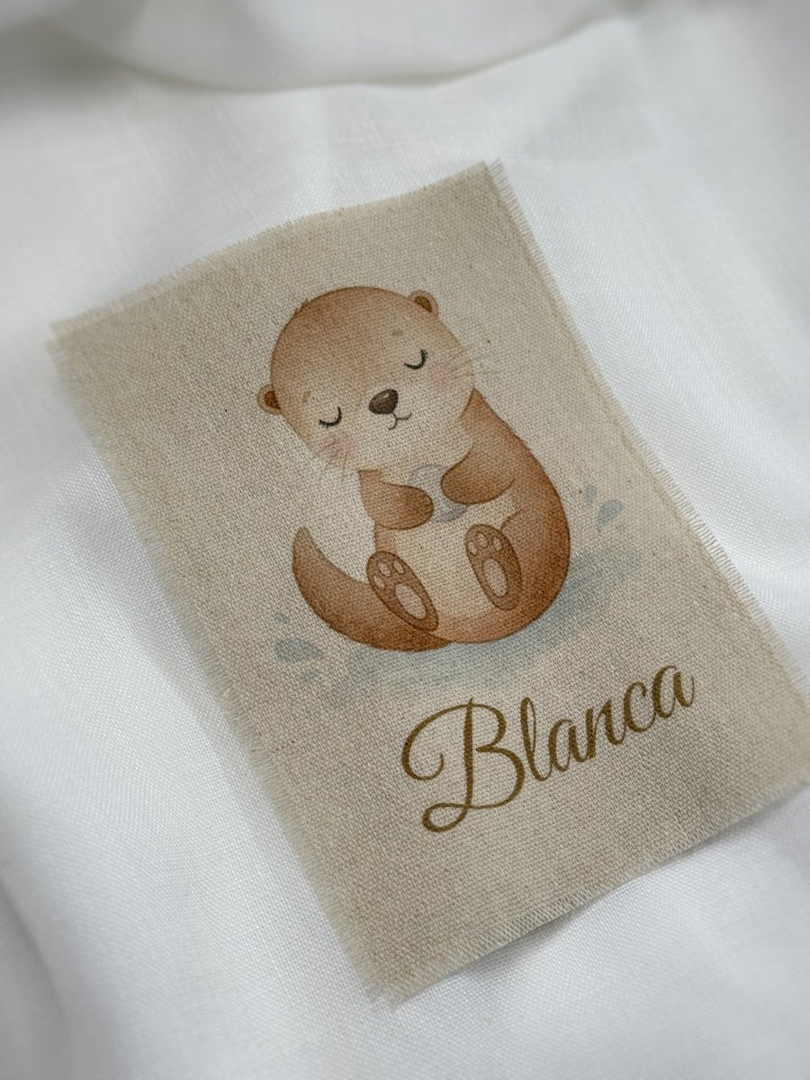 Lámina infantil personalizada sobre lino natural con nombre grabado.