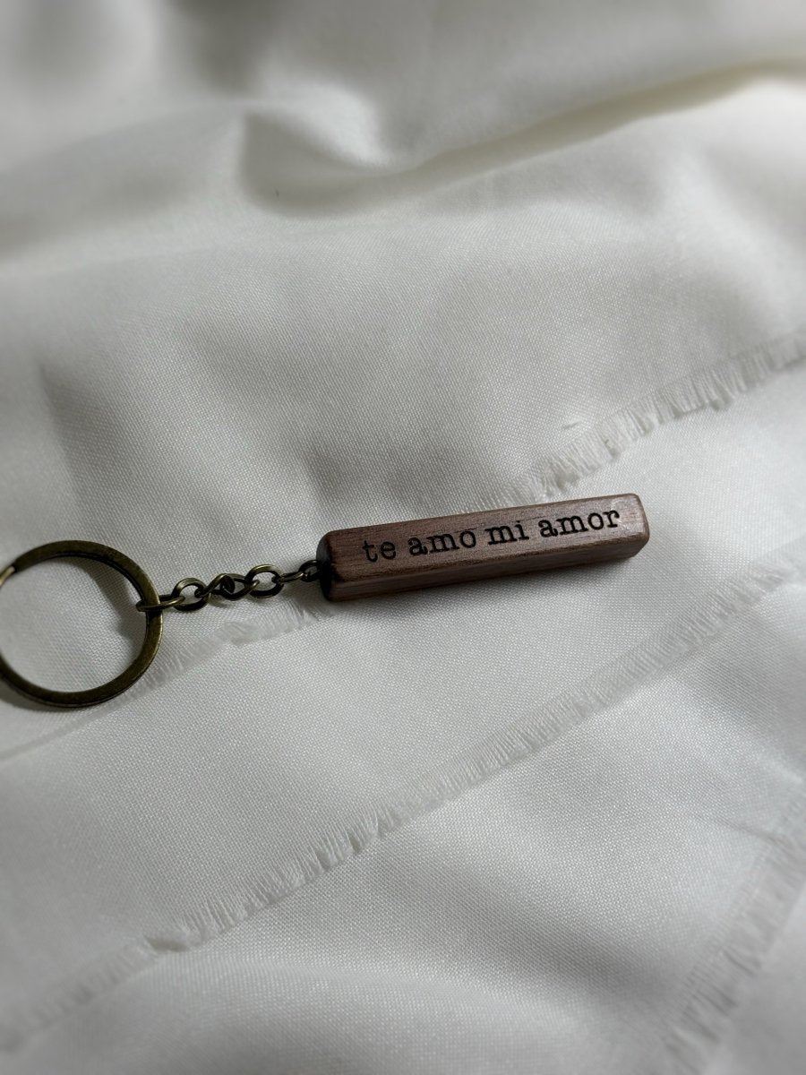 Llavero Nogal - Blanco y negro 3D