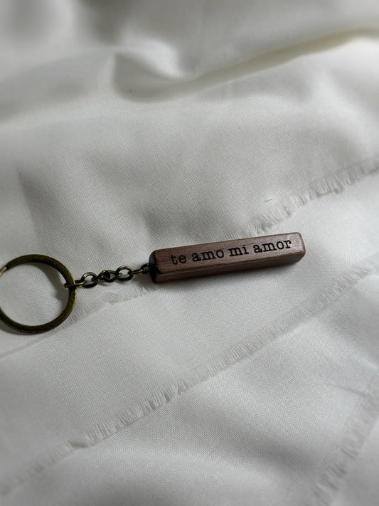 Llavero Nogal - Blanco y negro 3D