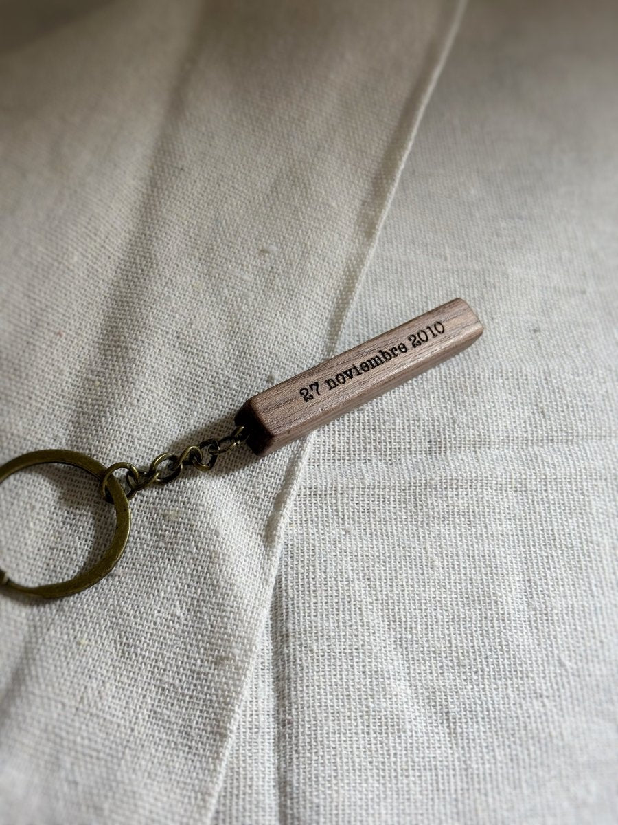 Llavero Nogal - Blanco y negro 3D