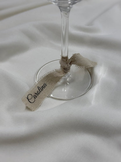 Marcasitios de lino personalizado con tipografía de caligrafía elegante para bodas.