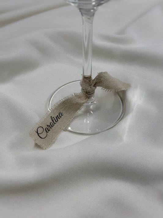 Marcasitios de lino personalizado con tipografía de caligrafía elegante para bodas.