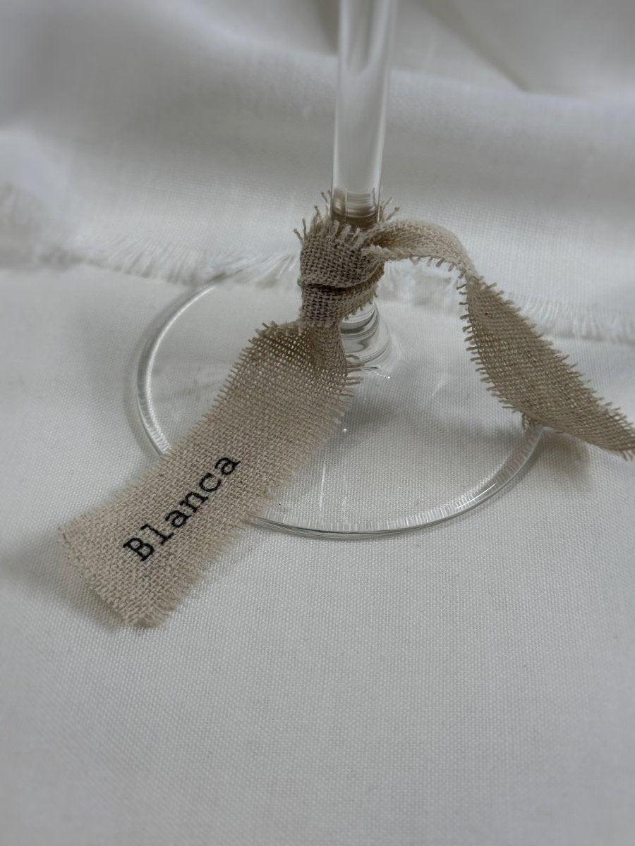 Marcasitios de tela con nombres en tipografía estilo máquina de escribir rústica.